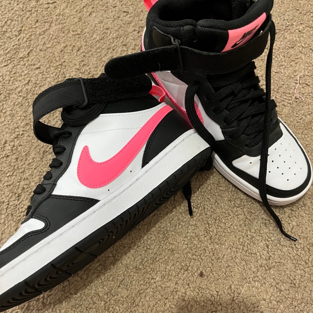 Size 3.5 kids can fit WOMAN size 5 Nike pink&black dunks perfect condition